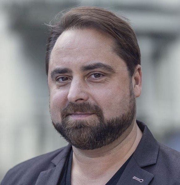 Éliás Jr. hajbeültetése